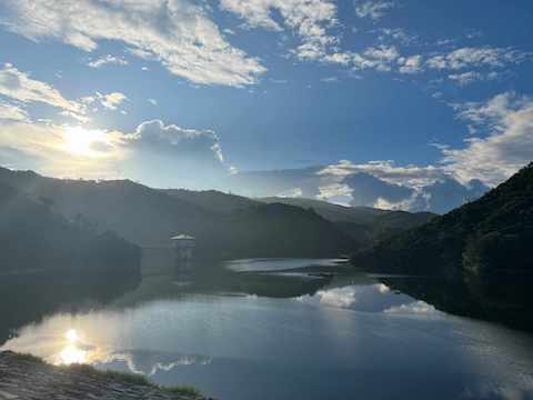 優秀賞（中学生の部）「早朝のダム」高山 穂香（玉城中学校1年）