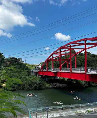 優秀賞（中学生の部）「きれいな赤橋」安谷屋 陽菜（玉城中学校1年）